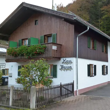 Am Waldrand Villa *